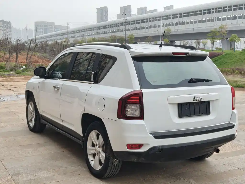 Jeep Compass 2015 — фото 9