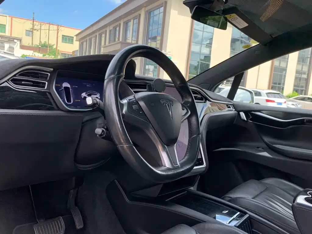 Tesla Model X 2016 — фото 18