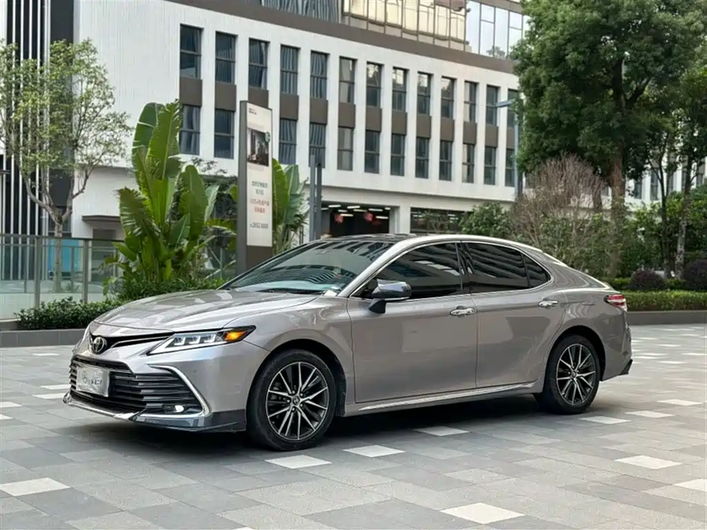 Toyota Camry 2023 — фото 2
