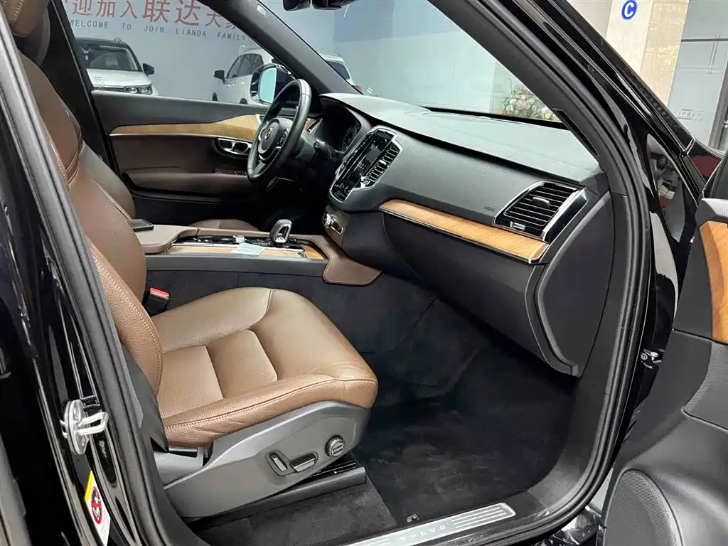 Volvo XC90 2023 — фото 13