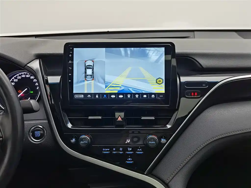 Toyota Camry 2023 — фото 12