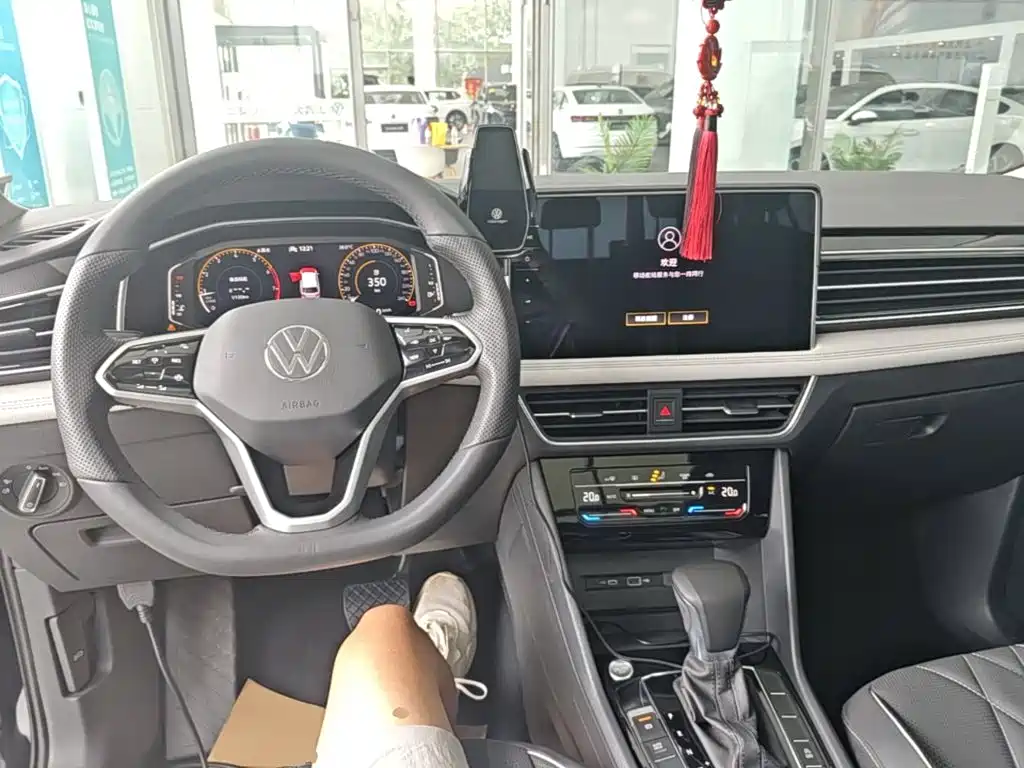 Volkswagen Tiguan L 2022 — фото 10
