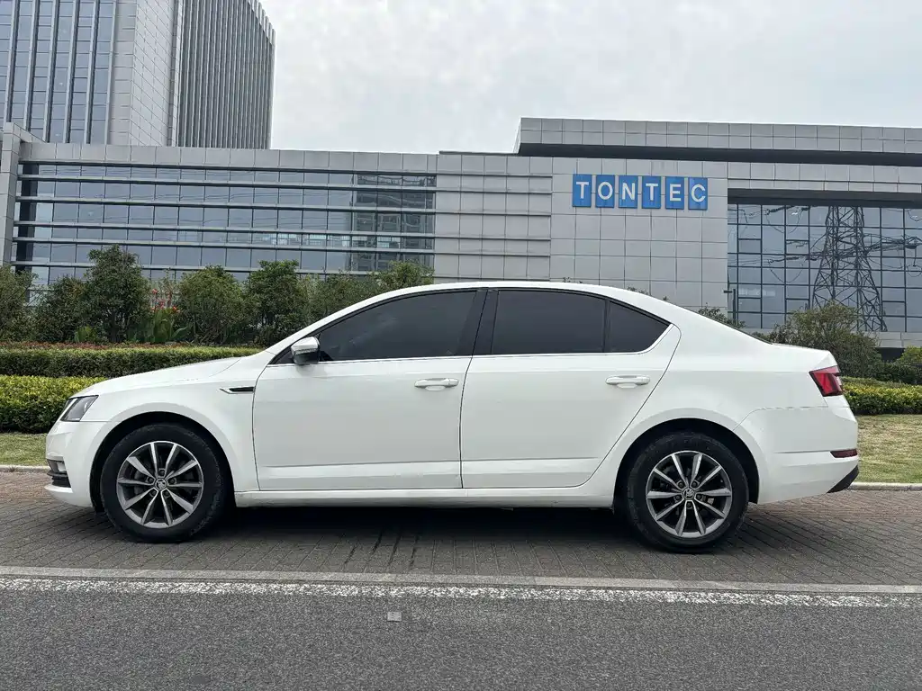 Skoda Octavia 2018 — фото 7