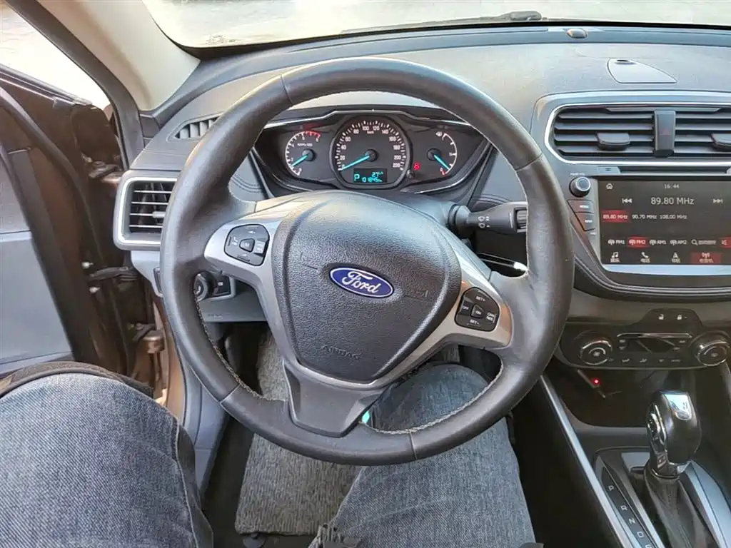 Ford Escort 2017 — фото 11