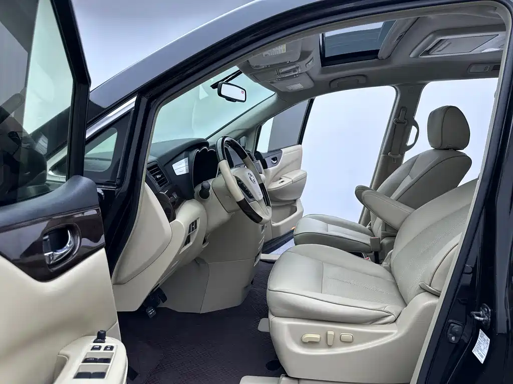 Nissan Quest 2017 — фото 12