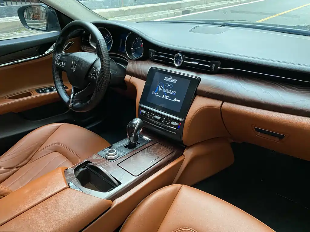 Maserati Quattroporte 2018 — фото 20