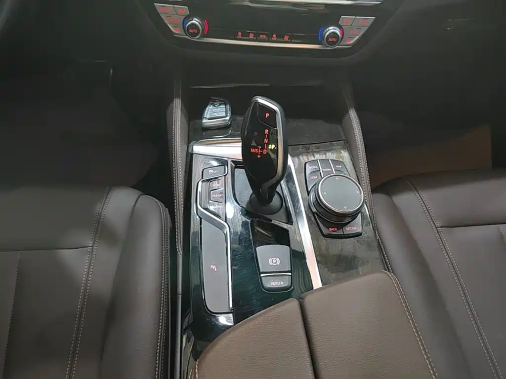 BMW 5 Series 2019 — фото 14