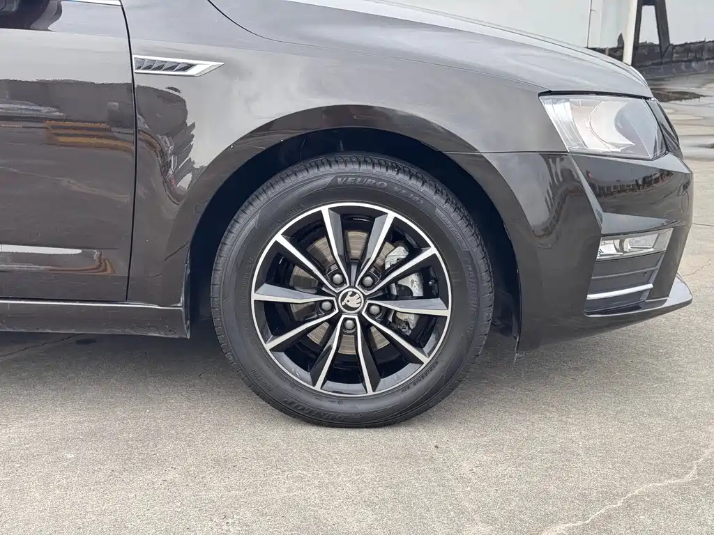 Skoda Octavia 2017 — фото 10