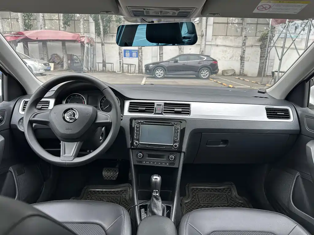 Skoda Rapid Spaceback 2015 — фото 16