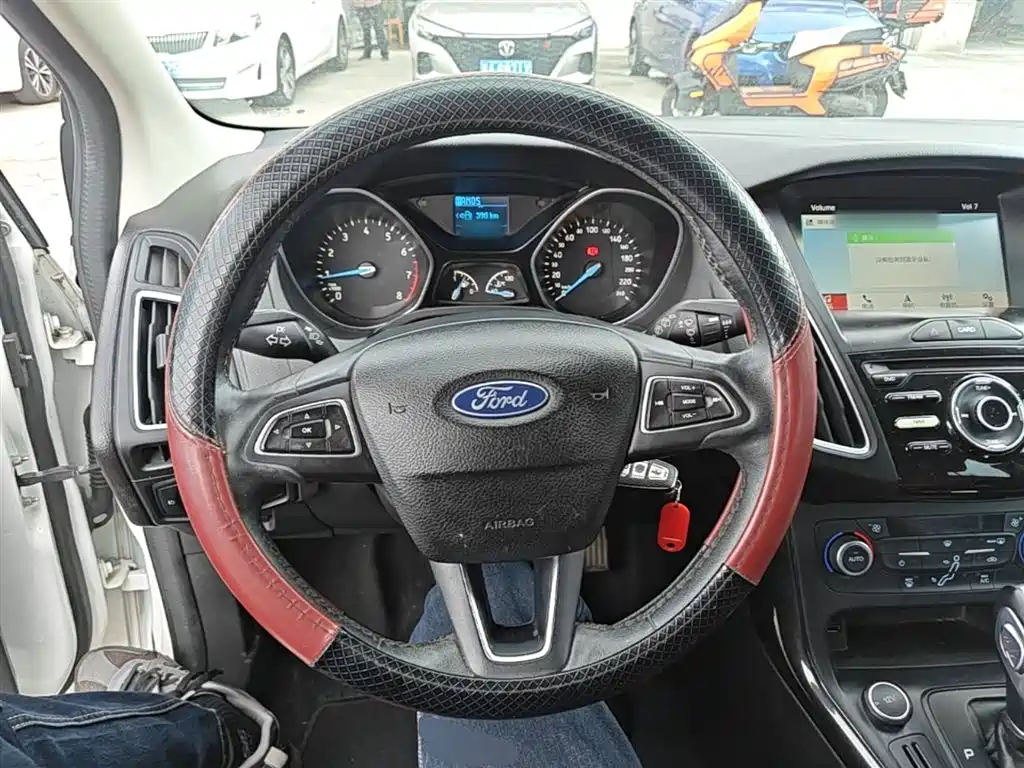 Ford Focus 2018 — фото 11