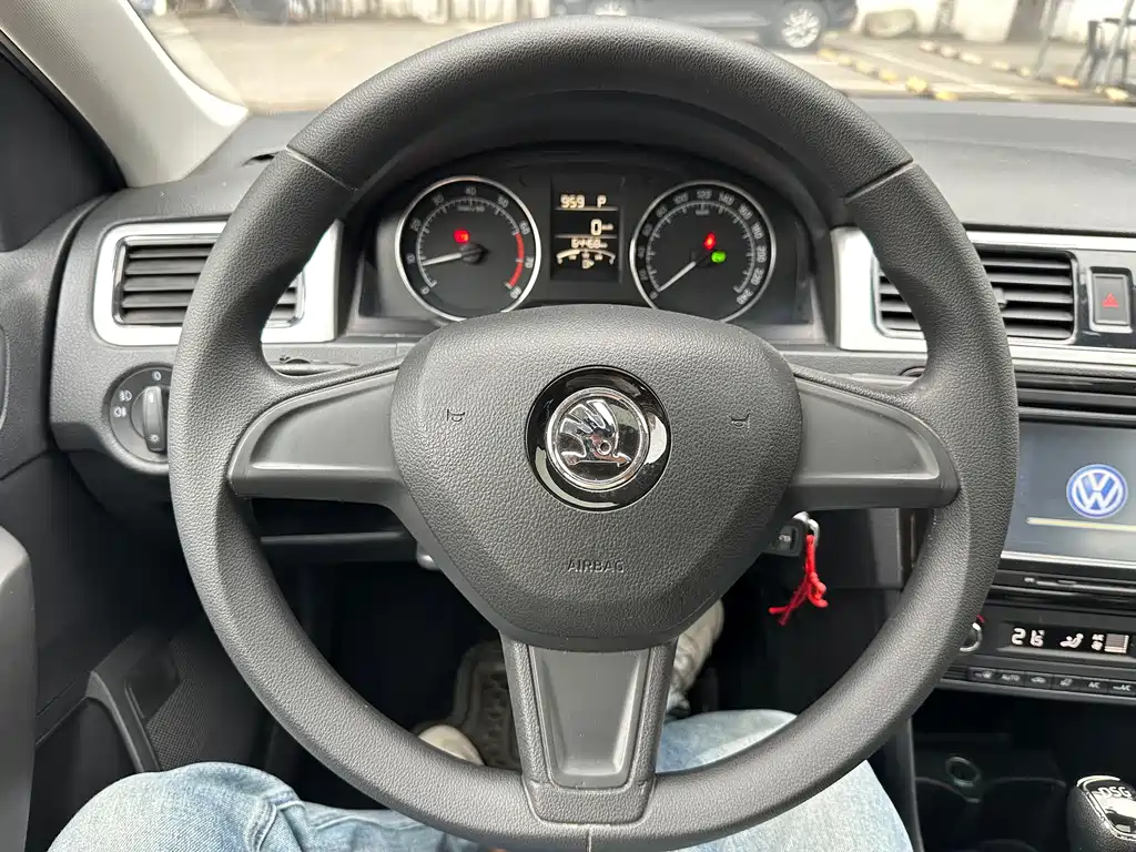 Skoda Rapid Spaceback 2015 — фото 18