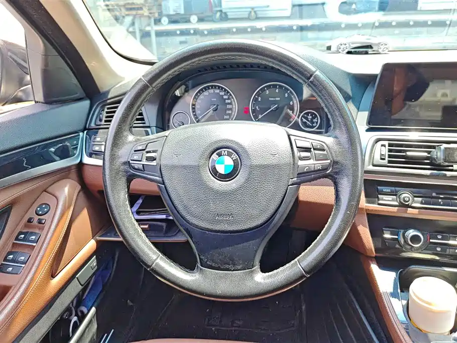 BMW 5 Series 2015 — фото 15