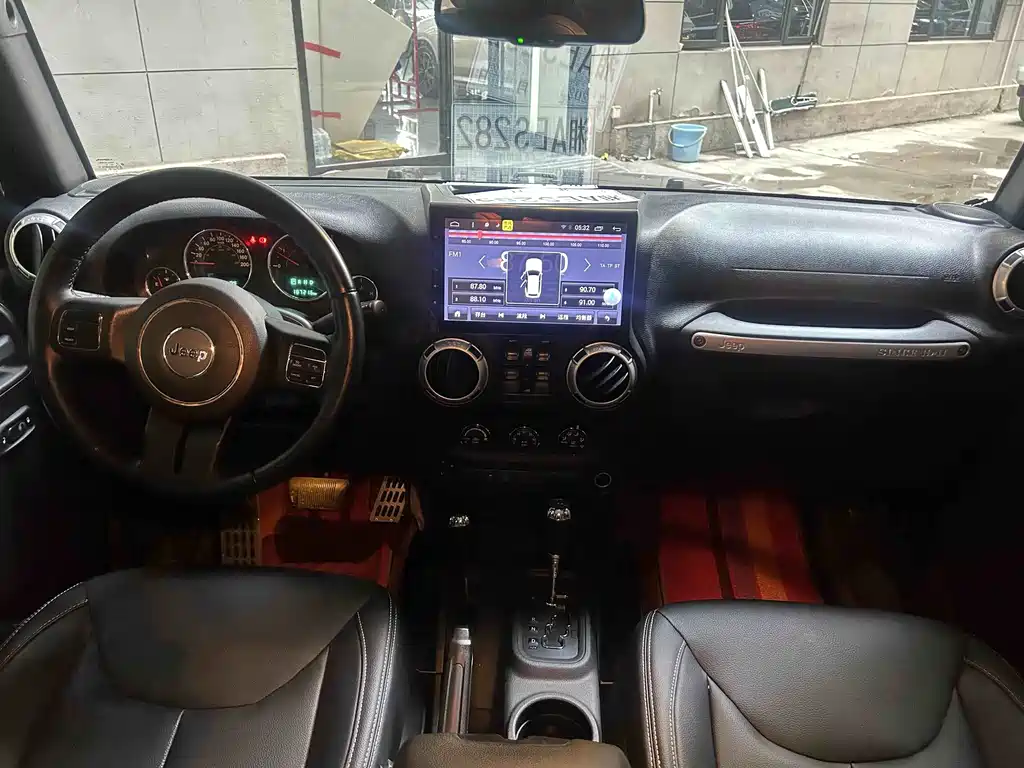 Jeep Wrangler 2015 — фото 11