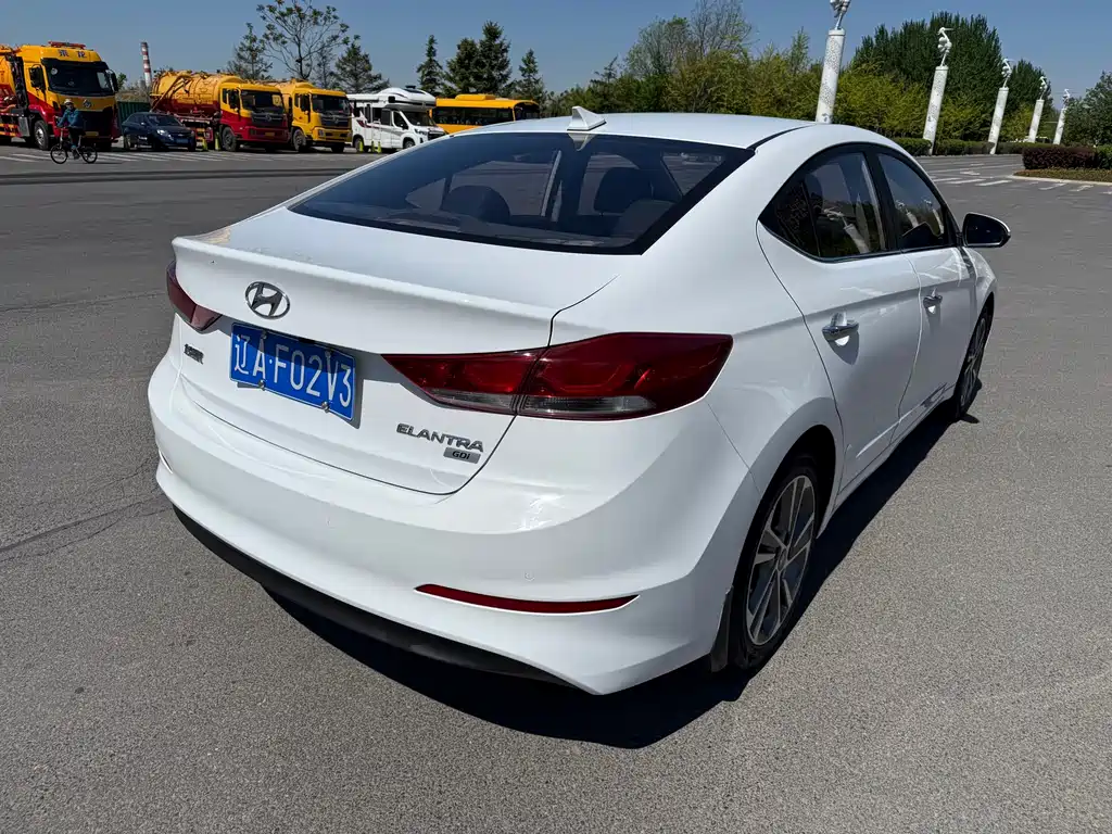 Hyundai Elantra 2018 — фото 9