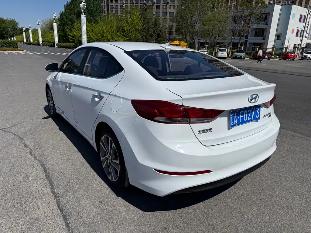Hyundai Elantra 2018 — фото 8