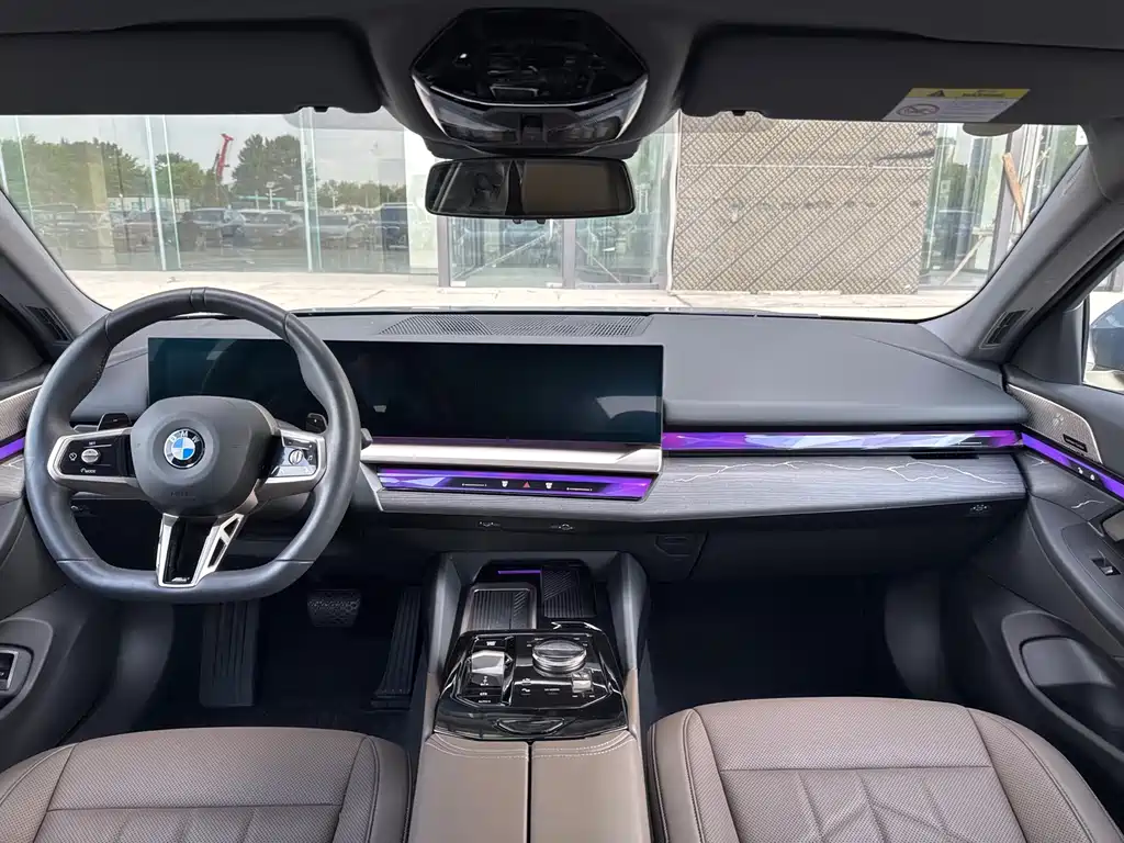 BMW 5 Series 2025 — фото 10
