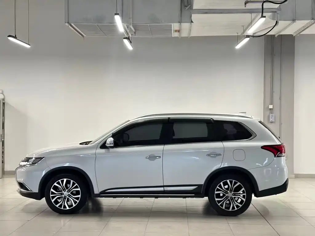 Mitsubishi Outlander 2017 — фото 5