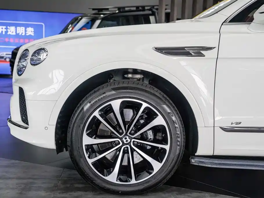 Bentley Bentayga 2022 — фото 10