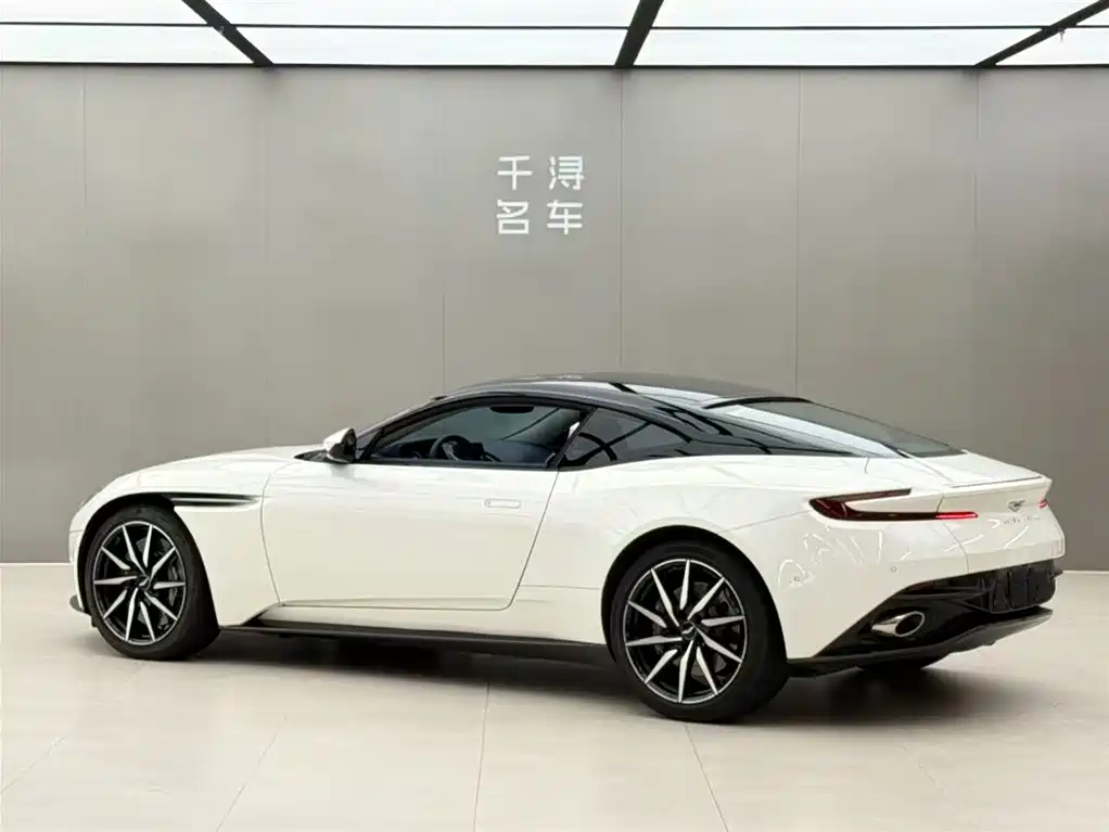 Aston Martin DB11 2019 — фото 14