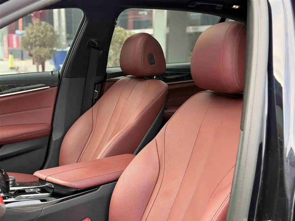 BMW 5 Series 2019 — фото 12