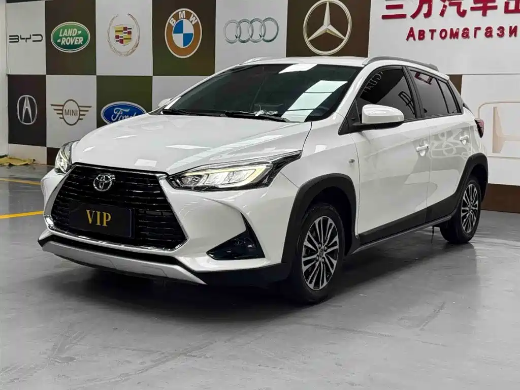 Toyota Yaris L 2022 — фото 1