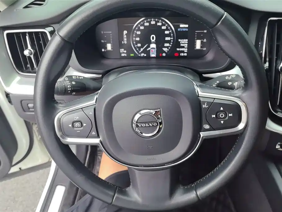 Volvo XC60 2019 — фото 15