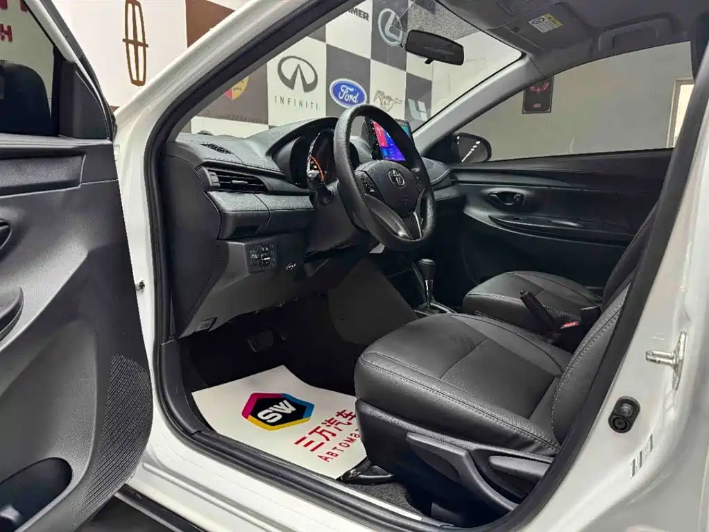 Toyota Yaris L 2022 — фото 8