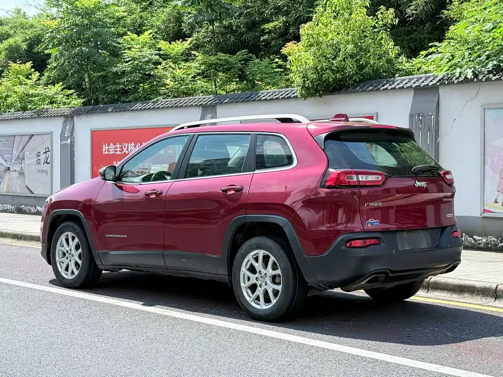 Jeep Cherokee 2017 — фото 8