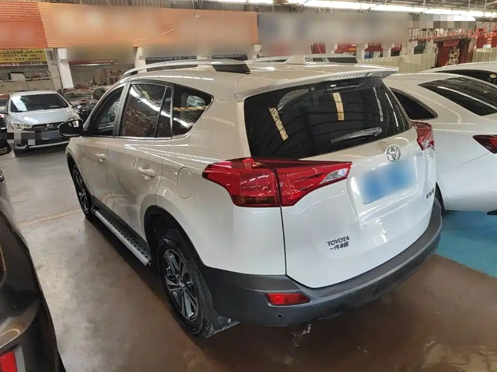 Toyota RAV4 2015 — фото 5