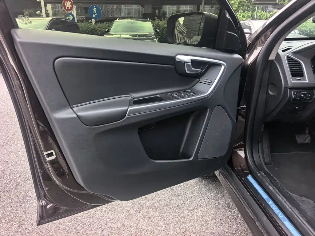 Volvo XC60 2017 — фото 14