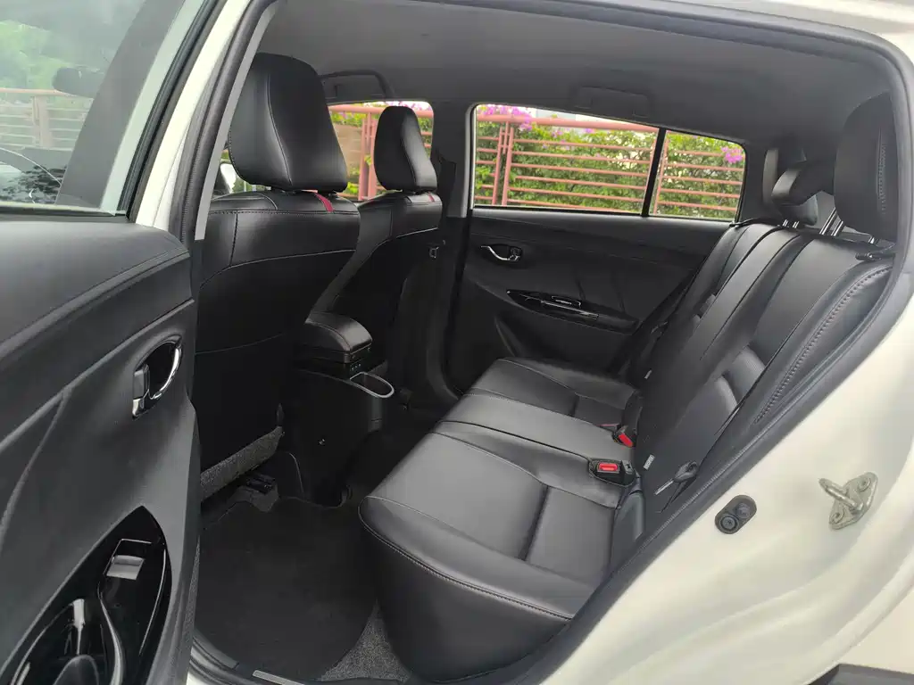 Toyota Yaris L 2022 — фото 11