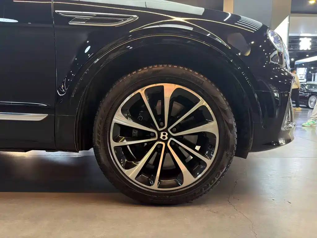 Bentley Bentayga 2021 — фото 15