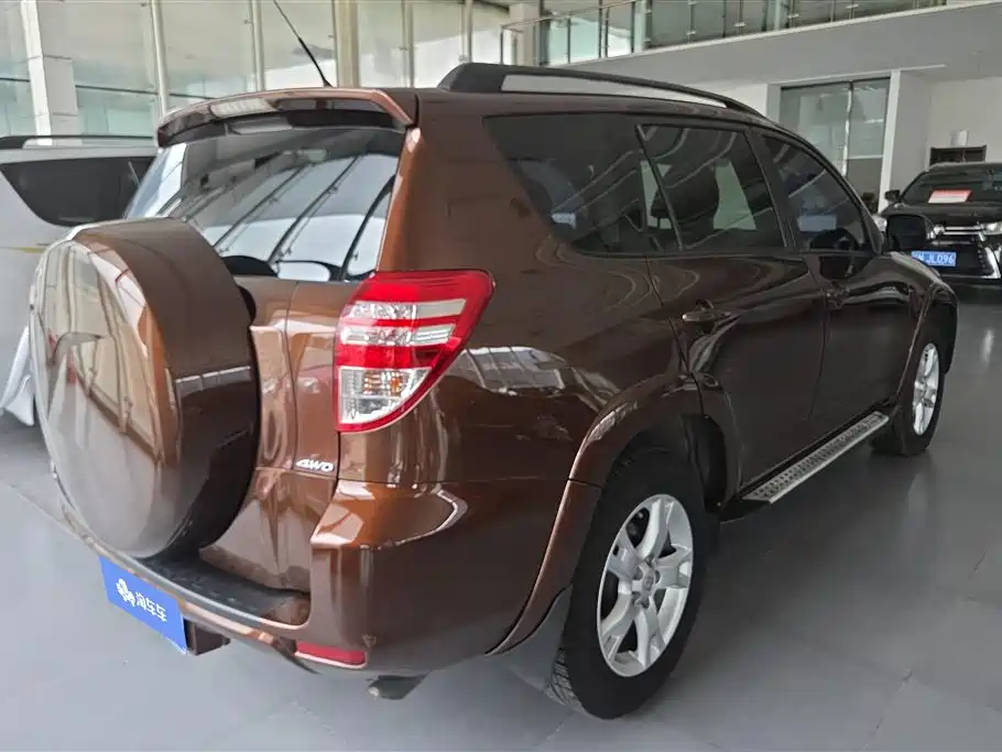 Toyota RAV4 2011 — фото 3