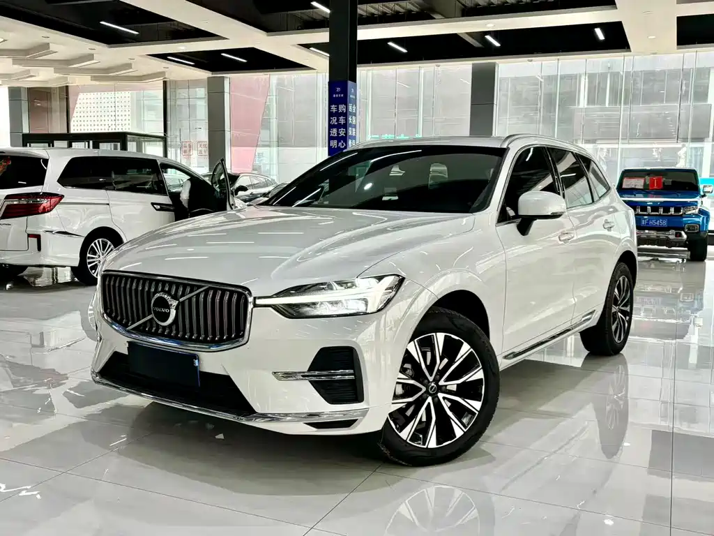 Volvo XC60 2022 — фото 1