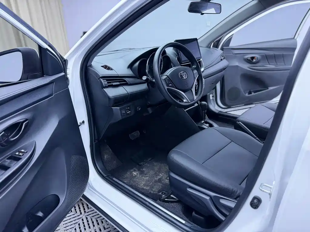 Toyota Yaris L 2022 — фото 13