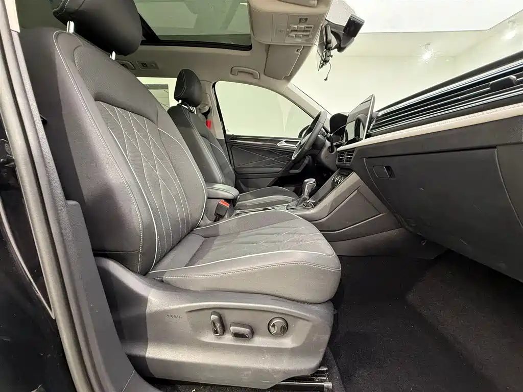 Volkswagen Tiguan L 2023 — фото 9