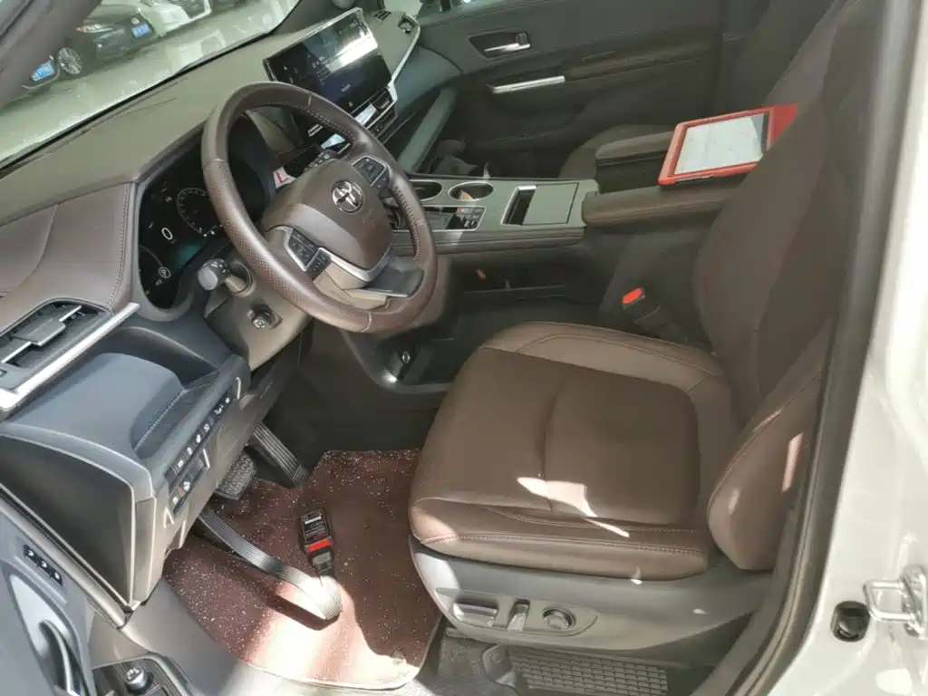 Toyota Sienna 2023 — фото 15