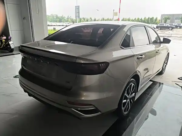 Geely Emgrand 2022