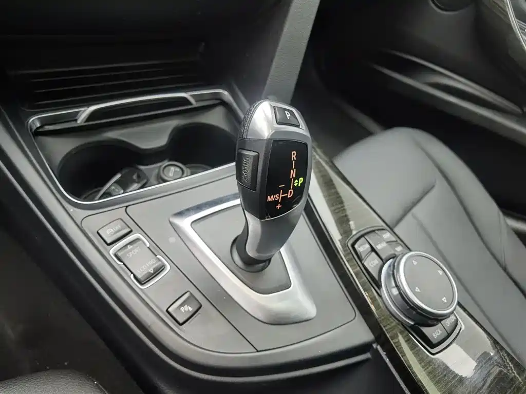 BMW 3 Series 2017 — фото 13