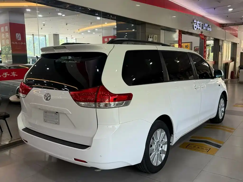 Toyota Sienna 2014 — фото 4
