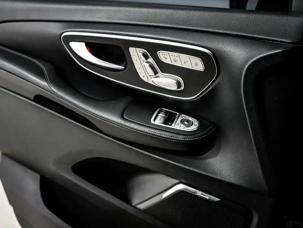 Mercedes-Benz V-Class 2021 — фото 18