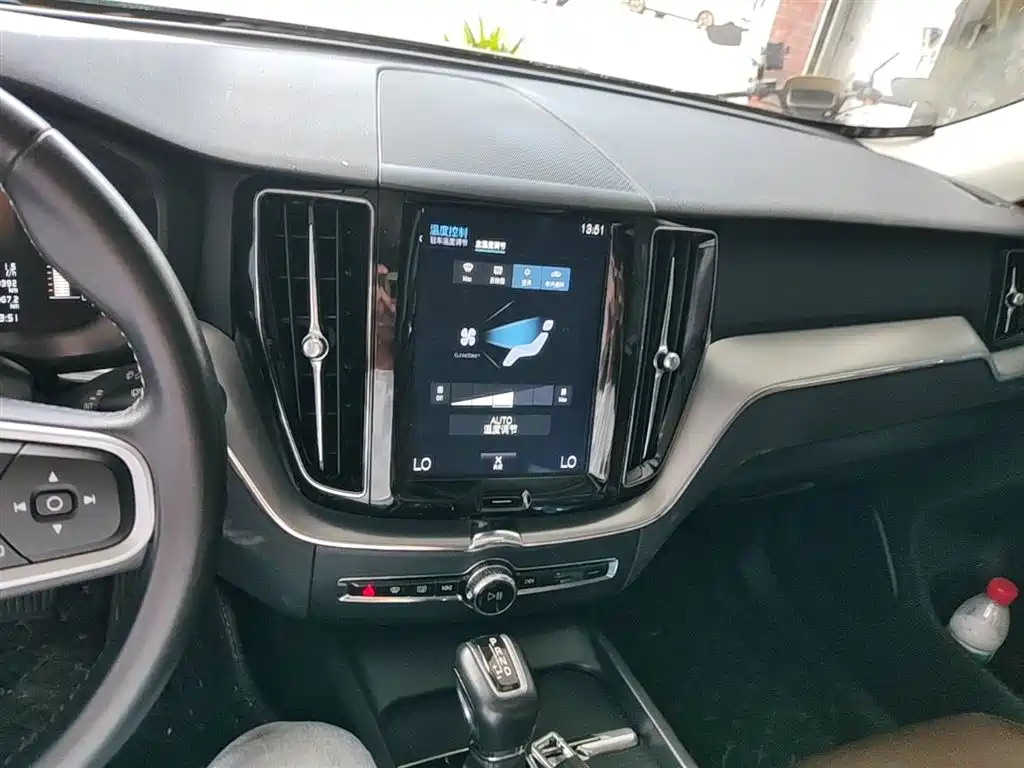 Volvo XC60 2019 — фото 13