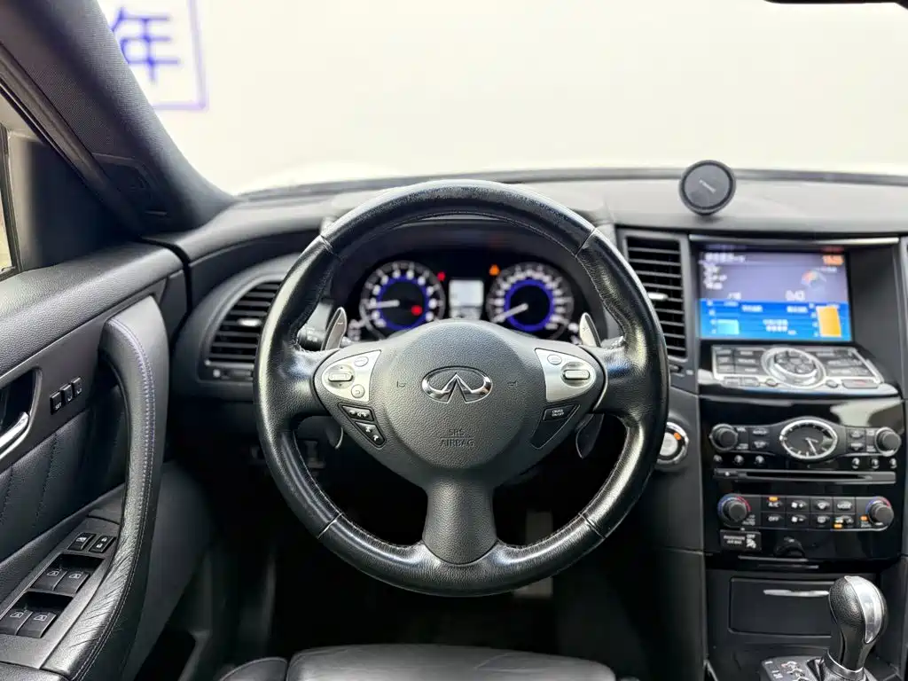 Infiniti QX70 2018 — фото 13
