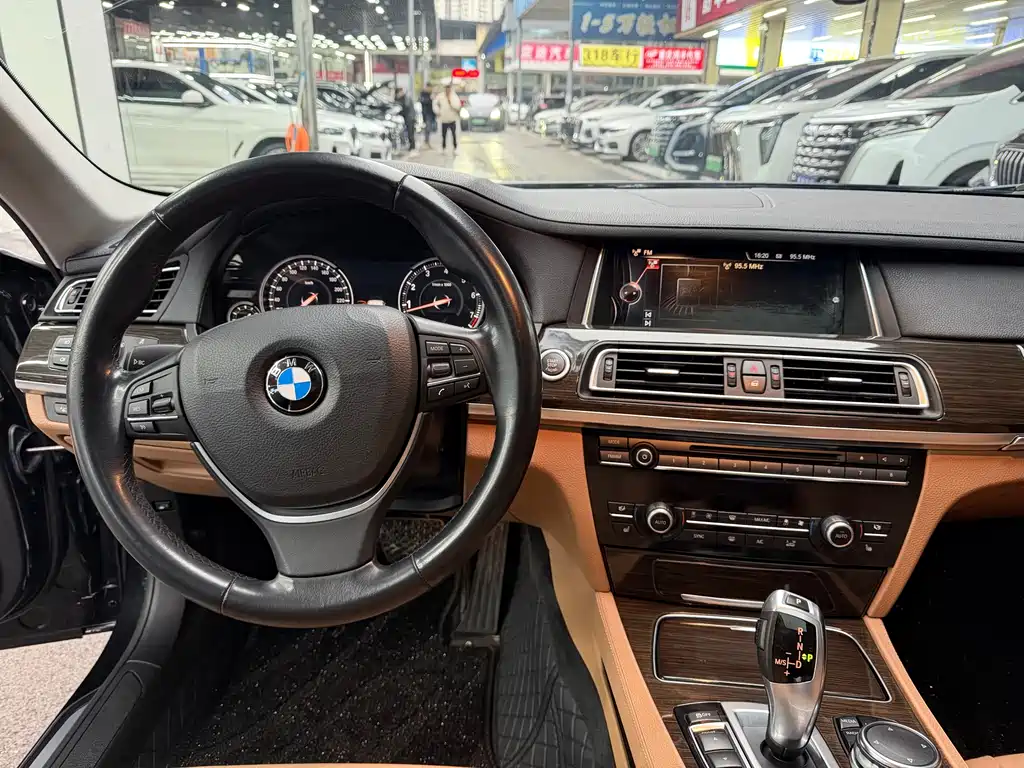 BMW 7 Series 2015 — фото 15