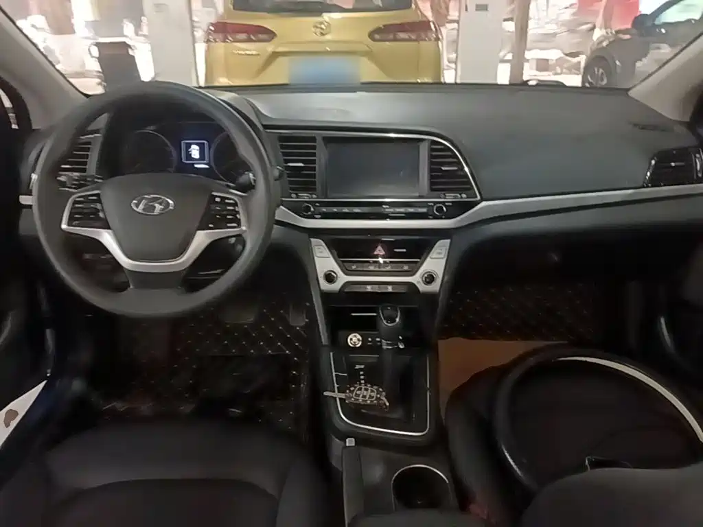 Hyundai Elantra 2018 — фото 10