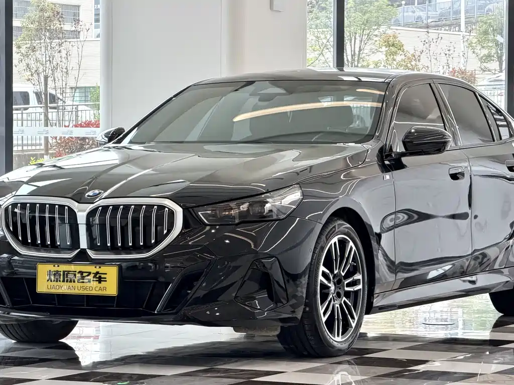BMW 5 Series 2024 — фото 1
