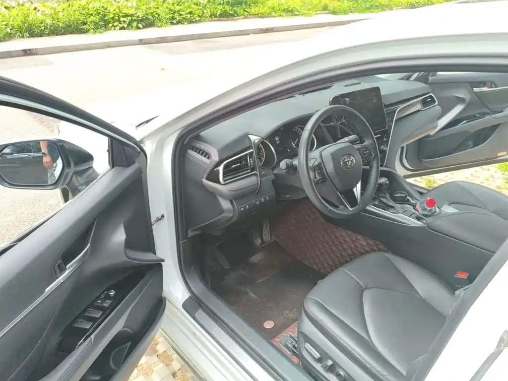 Toyota Camry 2023 — фото 12