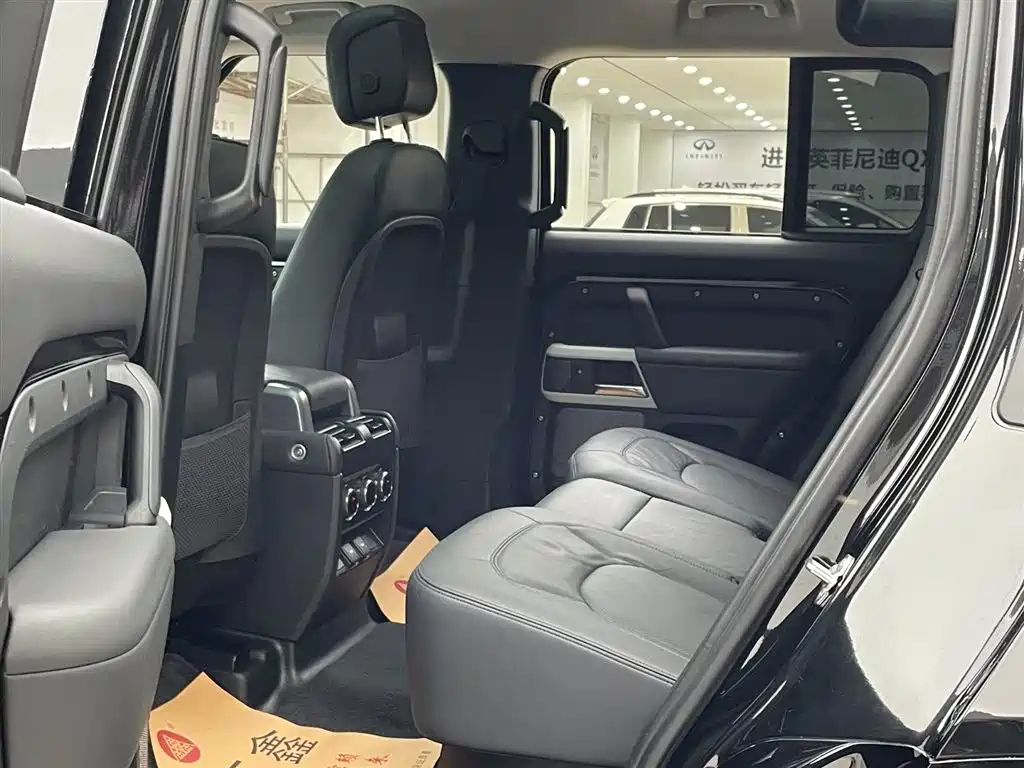 Land Rover Defender 2023 — фото 13