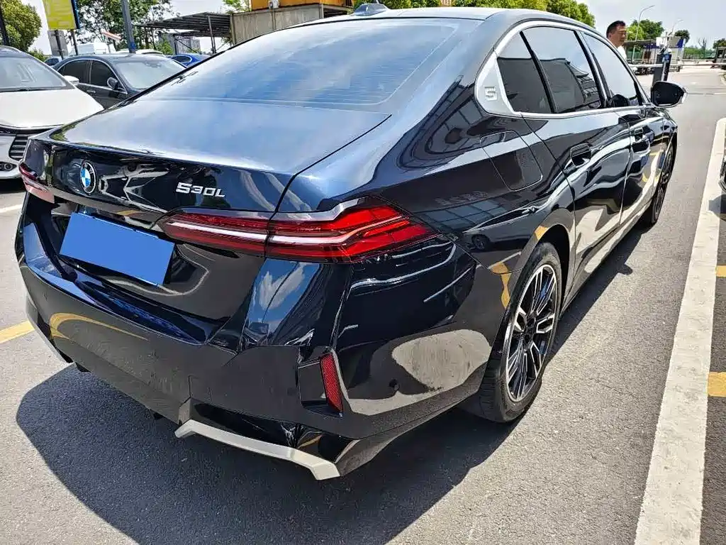 BMW 5 Series 2025 — фото 15