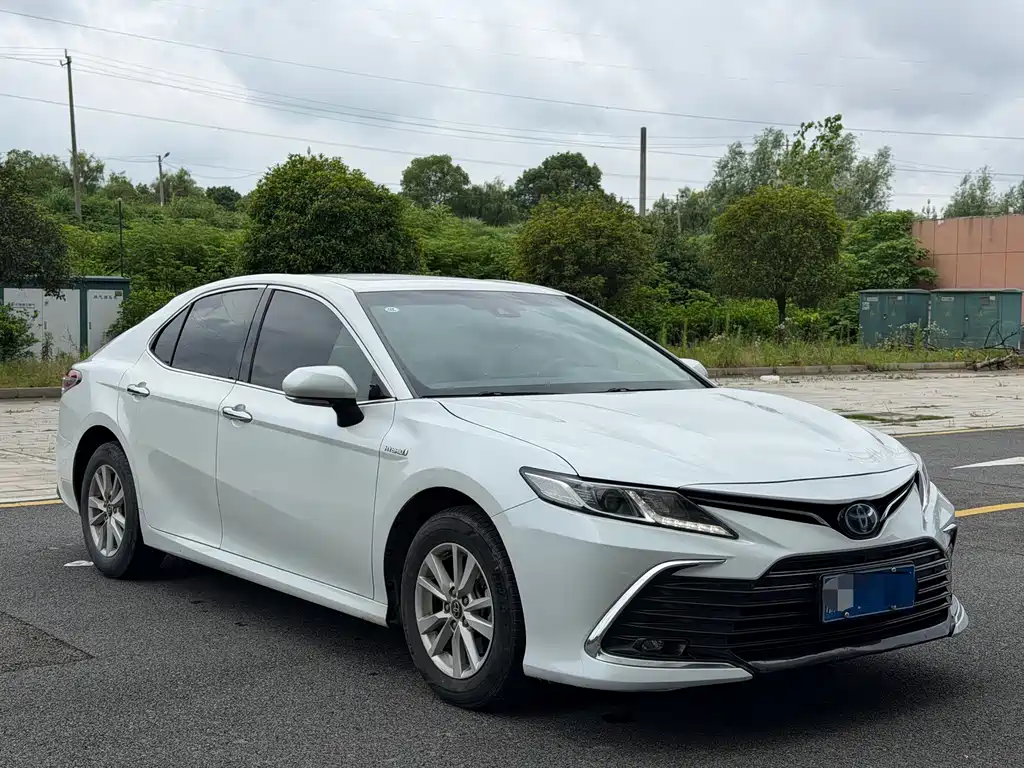 Toyota Camry 2023 — фото 3